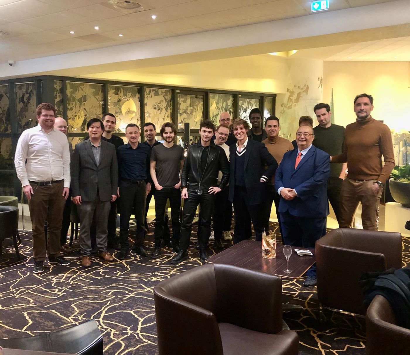 Rémy et un groupe d'élèves dans un hôtel