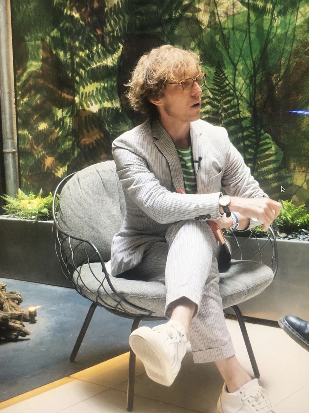 Rémy dans un salon d'hôtel